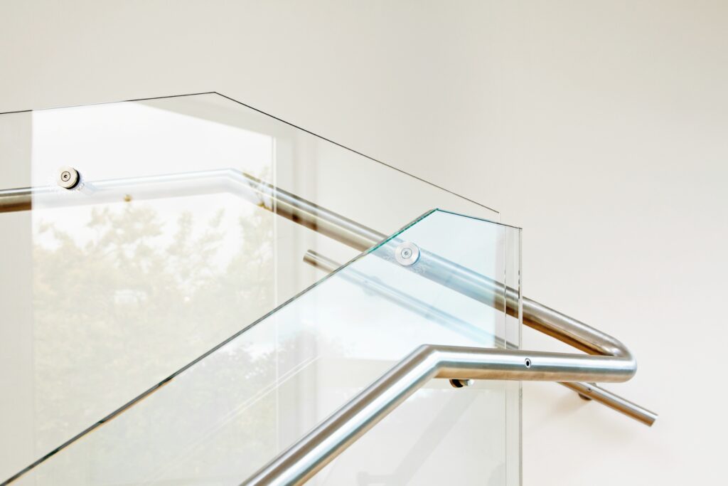 Modern,Architecture,Interior,With,Elegant,Glass,Balustrade